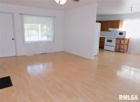 805 S 1st St, Benton, IL 62812 photo 9