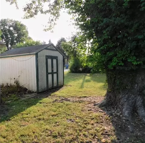 805 S 1st St, Benton, IL 62812 photo 5