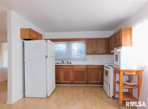 805 S 1st St, Benton, IL 62812 photo 10