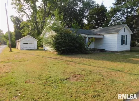 805 S 1st St, Benton, IL 62812 photo 3