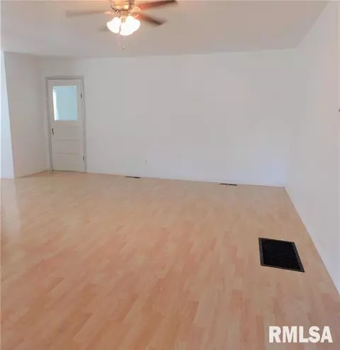 805 S 1st St, Benton, IL 62812 photo 8