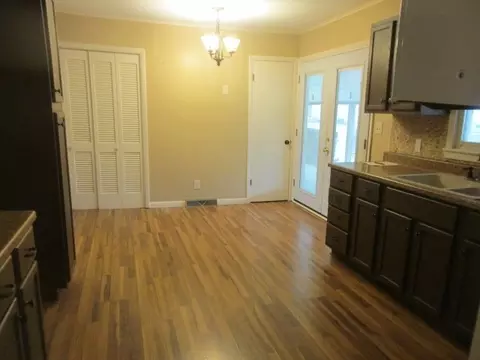 607 E Main St, Ridgway, IL 62979 photo 5