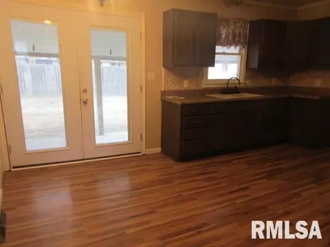 607 E Main St, Ridgway, IL 62979 photo 6