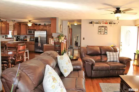 1210 S Maple Ave, Salem, IL 62881 photo 8