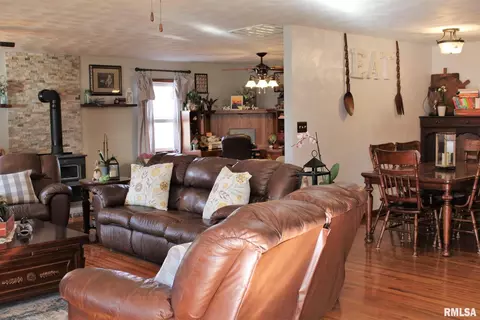 1210 S Maple Ave, Salem, IL 62881 photo 2