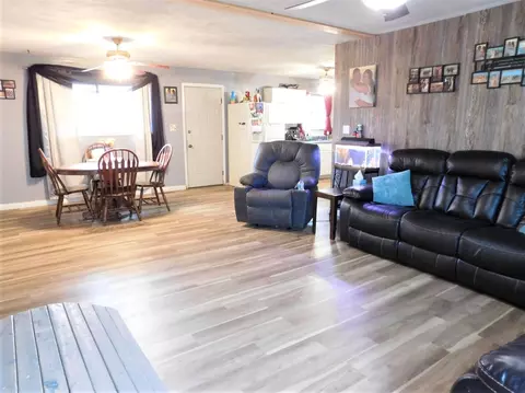 317 E Jennings St, Salem, IL 62881 photo 3
