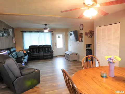 317 E Jennings St, Salem, IL 62881 photo 7