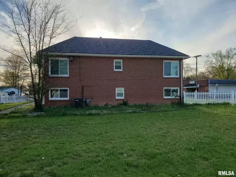 829 Dewey St, Eldorado, IL 62930 photo 7