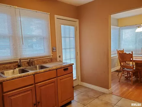 829 Dewey St, Eldorado, IL 62930 photo 14