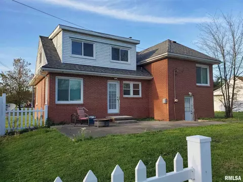 829 Dewey St, Eldorado, IL 62930 photo 4