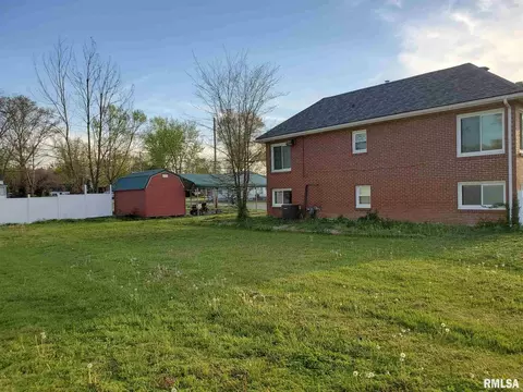 829 Dewey St, Eldorado, IL 62930 photo 8