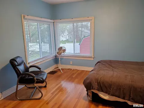 829 Dewey St, Eldorado, IL 62930 photo 15