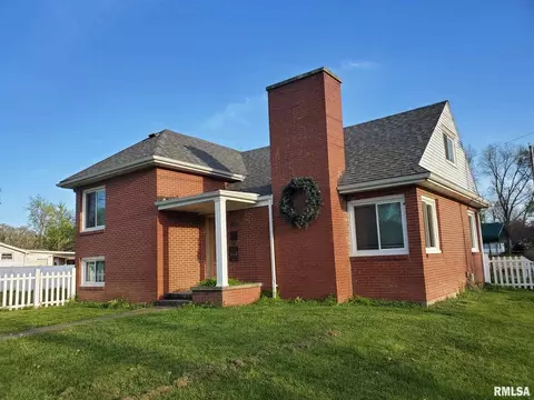 829 Dewey St, Eldorado, IL 62930 photo 2
