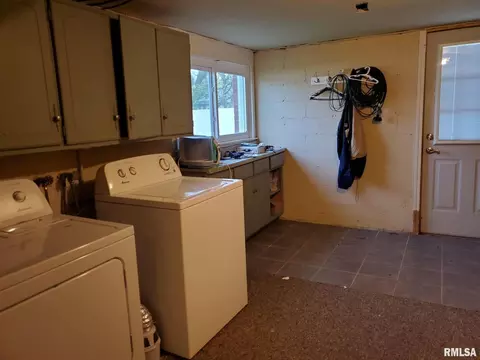 829 Dewey St, Eldorado, IL 62930 photo 24