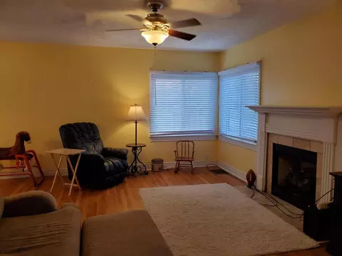 829 Dewey St, Eldorado, IL 62930 photo 9