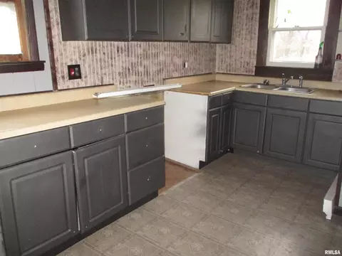 208 E Reed St, Benton, IL 62812 photo 8