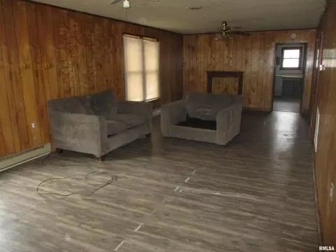 208 E Reed St, Benton, IL 62812 photo 3