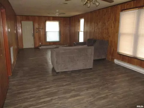 208 E Reed St, Benton, IL 62812 photo 2