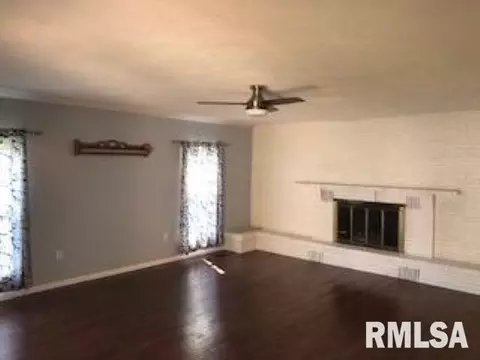 70 Park Forest Dr, Centralia, IL 62801 photo 3