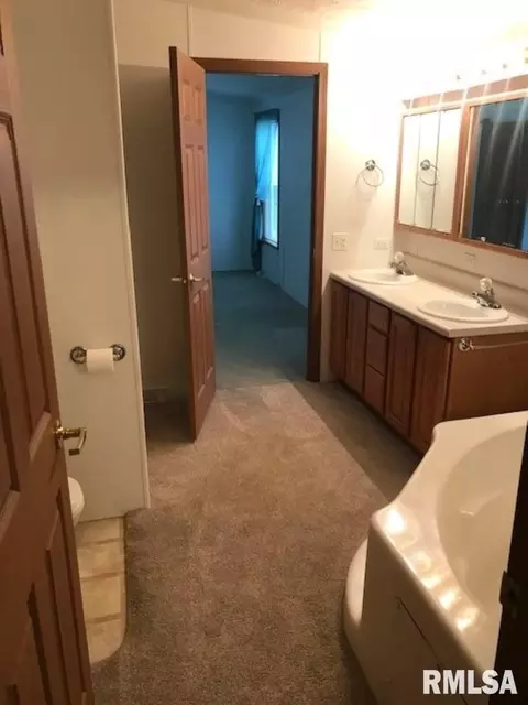 305 W Washington St, Dix, IL 62830 photo 24