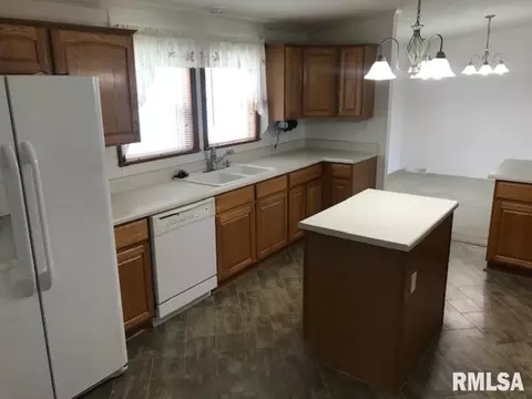 305 W Washington St, Dix, IL 62830 photo 14