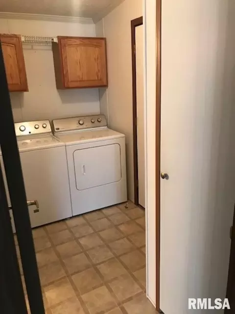 305 W Washington St, Dix, IL 62830 photo 25