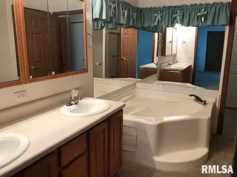 305 W Washington St, Dix, IL 62830 photo 22