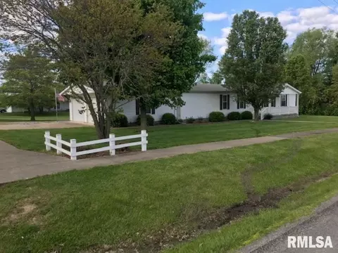 305 W Washington St, Dix, IL 62830 photo 4