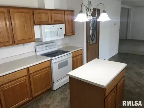 305 W Washington St, Dix, IL 62830 photo 13