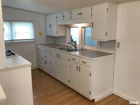 218 E South St, Dix, IL 62830 photo 9