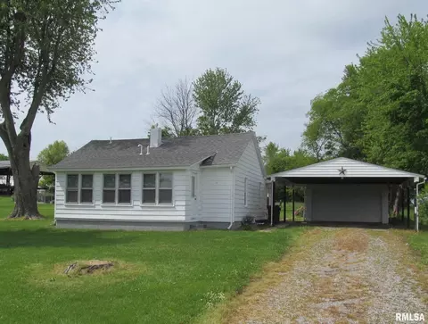 218 E South St, Dix, IL 62830 photo 3