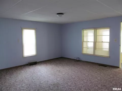 218 E South St, Dix, IL 62830 photo 5