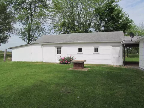 218 E South St, Dix, IL 62830 photo 4
