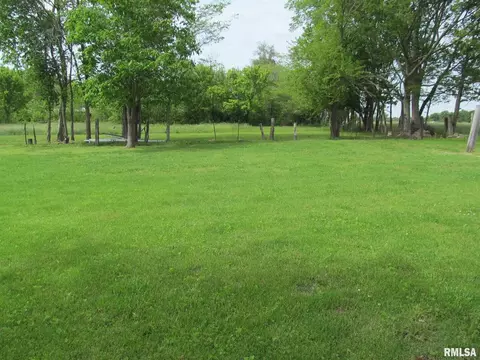 218 E South St, Dix, IL 62830 photo 2
