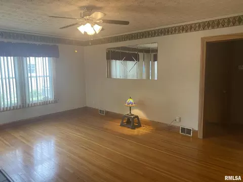 200 E Bennett, Salem, IL 62881 photo 8