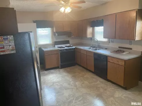 200 E Bennett, Salem, IL 62881 photo 13