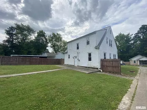 200 E Bennett, Salem, IL 62881 photo 2