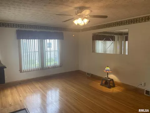 200 E Bennett, Salem, IL 62881 photo 9