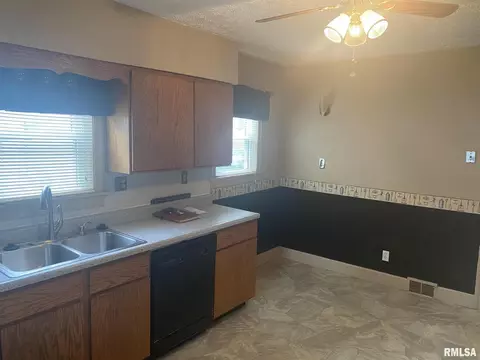 200 E Bennett, Salem, IL 62881 photo 14
