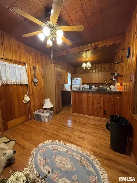 612 Basinger St, Eldorado, IL 62930 photo 8