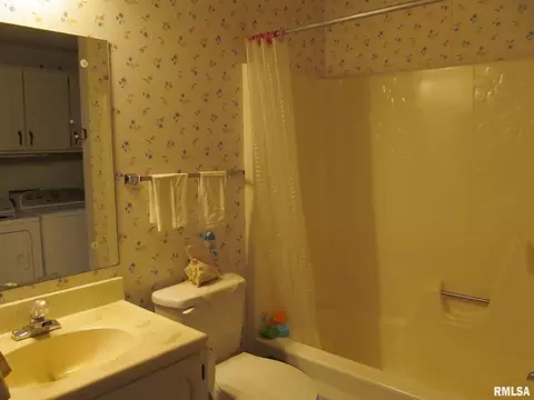 604 E Bryan St, Salem, IL 62881 photo 22