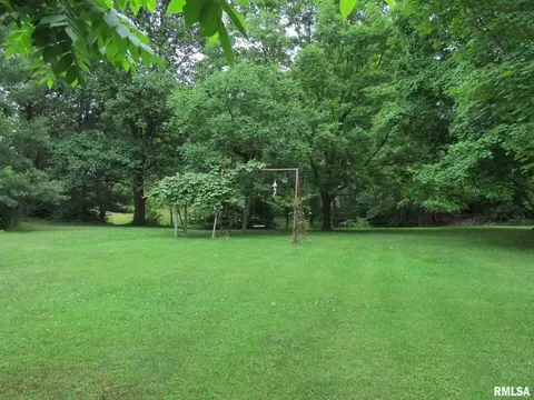 604 E Bryan St, Salem, IL 62881 photo 2