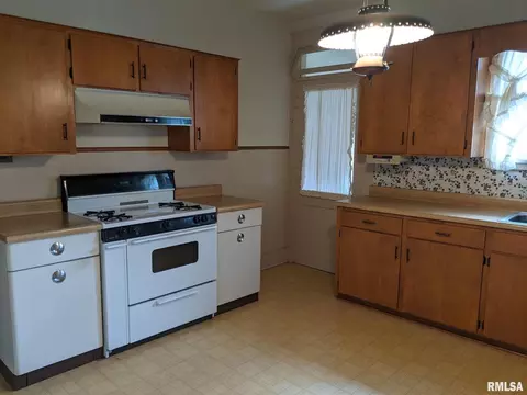 623 S Hickory St, Centralia, IL 62801 photo 8