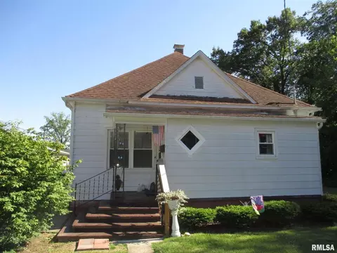 404 W Harrison St, Christopher, IL 62822 photo 1