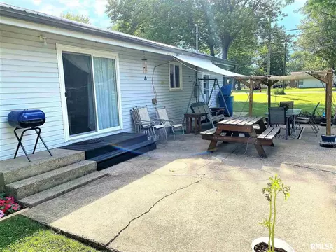 636 W 7th St, Flora, IL 62839 photo 7