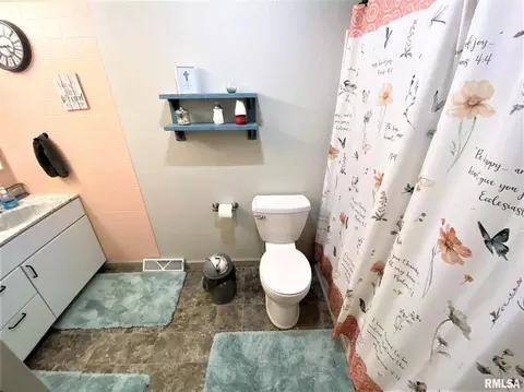 636 W 7th St, Flora, IL 62839 photo 27