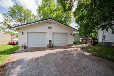 110 W Patton St, Valier, IL 62891 photo 3
