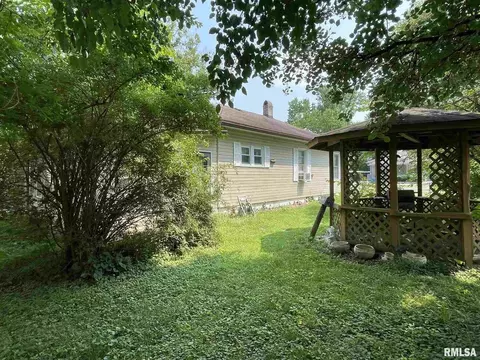 719 E Taylor St, Benton, IL 62812 photo 6