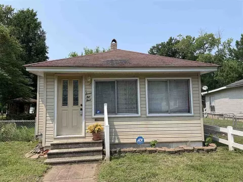 719 E Taylor St, Benton, IL 62812 photo 2