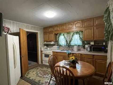 719 E Taylor St, Benton, IL 62812 photo 13